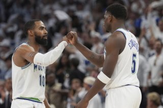 Edwards (à droite), Conley et les Wolves ont écrasé Denver de 45 points jeudi KEYSTONE/AP/Abbie Parr
